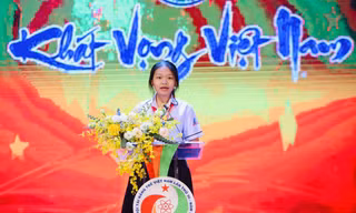Em Hoàng Thị Yến, học sinh Lớp 9/2, trường THCS Tôn Thất Tùng, Quận Tân Phú, TPHCM đã đọc Thông điệp Đại hội Tài năng trẻ Việt Nam lần thứ 3, năm 2020. Ảnh: Trọng Tài
