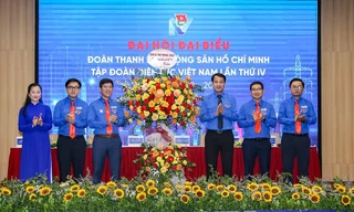 Bí thư T.Ư Đoàn Ngô Văn Cương (thứ 3, từ bên phải sang) tặng hoa chúc mừng Đại hội Đoàn EVN