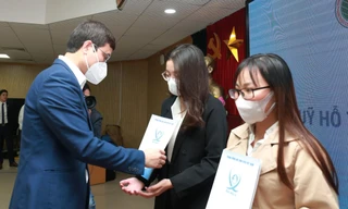 Anh Bùi Quang Huy, Ủy viên dự khuyết T.Ư Đảng, Bí thư thường trực T.Ư Đoàn, Chủ tịch T.Ư Hội SVVN trao học bổng cho sinh viên có hoàn cảnh khó khăn. Ảnh: Bảo Anh