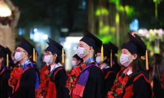 Các thủ khoa xuất sắc tốt nghiệp các trường đại học, cao đẳng được Thành phố Hà Nội tuyên dương năm 2021. Ảnh: Bảo Anh