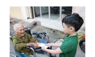 Hơn 3.000 bức ảnh ghi lại khoảnh khắc thiếu nhi làm việc tốt