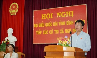 Bí thư thứ nhất T.Ư Đoàn Lê Quốc Phong tiếp xúc cử tri tại xã Ngũ Phụng, huyện đảo Phú Quý, tỉnh Bình Thuận