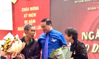 Anh Nguyễn Ngọc Việt, Bí thư Thành Đoàn Hà Nội tặng hoa cho các nhân chứng lịch sử giao lưu tại cầu truyền hình "Ngày đoàn viên - Theo dấu chân lịch sử"