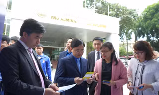 Anh Nguyễn Anh Tuấn, Bí thư Thứ nhất T.Ư Đoàn, Chủ tịch T.Ư Hội LHTN Việt Nam (thứ 2, từ trái qua) tham quan gian hàng triển làm sáng tạo tại Liên hoan "Tuổi trẻ sáng tạo" toàn quốc năm 2020. Ảnh: Bảo Anh