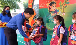 Anh Lê Hải Long, Trưởng Ban Công tác Thiếu nhi T.Ư Đoàn, Phó Chủ tịch thường trực Hội đồng Đội T.Ư trao quà cho các em thiếu nhi Phú Thọ