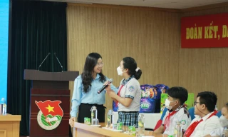 Chị Nguyễn Phạm Duy Trang, Bí thư T.Ư Đoàn, Chủ tịch Hội đồng Đội T.Ư trò chuyện với các em thiếu nhi tại chương trình