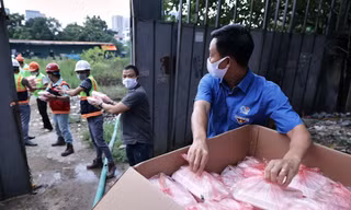 Anh Nguyễn Đức Tiến, Phó Bí thư Thường trực Thành Đoàn, Chủ tịch Hội LHTN Việt Nam TP Hà Nội mang các suất cơm trao tặng người dân trong thời điểm Hà Nội thực hiện giãn cách xã hội. 