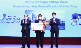 Bí thư T.Ư Đoàn Ngô Văn Cương (ngoài cùng bên phải) trao giải Nhất cho Trung tâm hoạt động Thanh thiếu niên tỉnh Kiên Giang. Ảnh: Bảo Anh