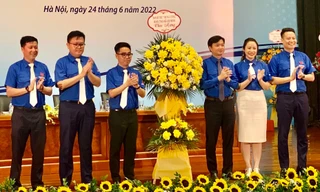 Anh Nguyễn Minh Triết, Bí thư T.Ư Đoàn, Chủ tịch T.Ư Hội SVVN (thứ 3, từ phải sang) tặng hoa chúc mừng đại hội.