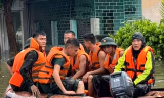 Câu lạc bộ xuồng hơi Hà Nội vào tâm lũ hỗ trợ người dân