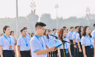Đại biểu Đại hội Hội sinh viên Thành phố Hà Nội báo công, vào Lăng viếng Bác