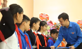 Bí thư T.Ư Đoàn Ngô Văn Cương dự lễ khai giảng ở ngôi trường có gần 80% học sinh dân tộc thiểu số