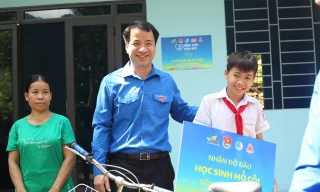 'Có lẽ con là người hạnh phúc nhất trong lễ khai giảng năm học mới này'