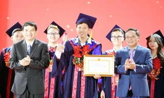 Tuyên dương 100 thủ khoa xuất sắc: Tạo nguồn nhân lực chất lượng cao phát triển của Thủ đô
