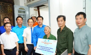 Bàn giao công trình thanh niên tặng nữ cựu Thanh niên xung phong