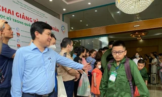 Anh Cái Quang Bình, Giám đốc Trung tâm Hỗ trợ thanh thiếu nhi Việt Nam tiễn các "chiến sĩ nhí" lên đường tham gia Học kỳ trong quân đội. Ảnh: Bảo Anh