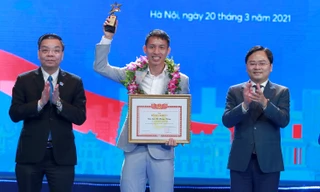 Anh Nguyễn Anh Tuấn, Ủy viên T.Ư Đảng, Bí thư thứ nhất T.Ư Đoàn, Chủ tịch T.Ư Hội LHTN Việt Nam (bên phải) và ông chu Ngọc Anh, Ủy viên T.Ư Đảng, Chủ tịch UBND TP Hà Nội (bên trái) trao tặng phần thưởng cho Gương mặt trẻ Thủ đô tiêu biểu 2020.