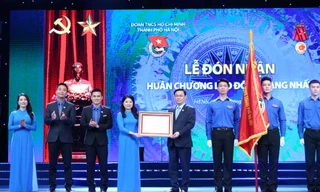 Bí thư Thành uỷ Hà Nội Vương Đình Huệ trao Huân chương Lao động hạng Nhất tới tập thể Thường trực Thành đoàn Hà Nội. Ảnh: Vương Đức