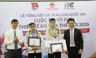 2 trong 3 quán quân Quốc gia Cuộc thi Vô địch Thiết kế Đồ họa thế giới 2020 được BTC trao thưởng để đại diện cho Việt Nam tranh tài tại đấu trường Quốc tế, tổ chức tại Mỹ, Năm 2021. Ảnh: Lâm Đăng Hải