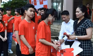 Ban tổ chức “Hành trình SV – OK” tặng bao cao su và thuốc tránh thai cho bạn trẻ ở Vĩnh Long