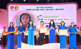 Xúc động câu chuyện của những người con hiếu thảo