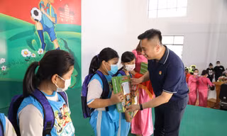 Các phần quà ý nghĩa được trao cho các em thiếu nhi tại chương trình