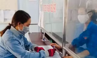 Tuổi trẻ Bình Thuận hỗ trợ người dân giải quyết thủ tục hành chính nhanh, gọn trong Ngày thứ 7 tình nguyện. 