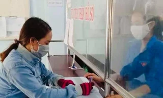 Tuổi trẻ Bình Thuận hỗ trợ người dân giải quyết thủ tục hành chính nhanh, gọn trong Ngày thứ 7 tình nguyện. 