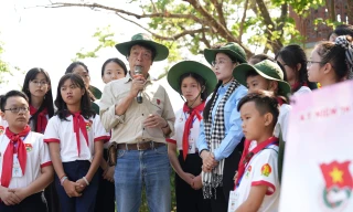 Con trai Đại tướng Võ Nguyên Giáp nói chuyện với thiếu nhi về Chiến thắng Điện Biên Phủ