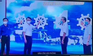 Các đại biểu phát động các hoạt động kỷ niệm 60 năm Ngày mở đường Hồ Chí Minh trên biển (23/10/1961 - 23/10/2021), với chủ đề “60 năm - Huyền thoại Đường Hồ Chí Minh trên biển” tại điểm cầu Hải Phòng.