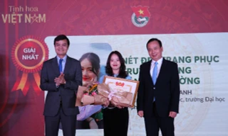 Bí thư thường trực T.Ư Đoàn Bùi Quang Huy (bên trái) trao giải Nhất cho thí sinh Bùi Mai Anh.