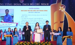 Phó Thủ tướng thường trực Chính phủ Trương Hòa Bình (ngoài cùng, bên trái) cùng Bí thư T.Ư Đoàn, Chủ tịch T.Ư Hội SVVN Bùi Quang Huy trao tặng giải thưởng cho các Nhà giáo trẻ tiêu biểu cấp T.Ư năm 2020. Ảnh: Bảo Anh