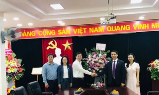 Anh Nguyễn Ngọc Lương, Bí thư T.Ư Đoàn, Chủ tịch Hội đồng Đội T.Ư tặng hoa chúc mừng Ban Giám Đốc Học viện Thanh thiếu niên Việt Nam