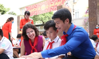 Anh Nguyễn Ngọc Lương, Bí thư T.Ư Đoàn, Chủ tịch Hội đồng Đội T.Ư; bà Lianys Torres Rivera, Đại sứ Đặc mệnh toàn quyền - Đại sứ quán Cuba tại Việt Nam động viên học sinh trường Tiểu học Việt Nam - Cuba vẽ tranh.