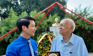 Đoàn đại biểu cấp cao thanh niên Việt Nam dâng hoa tại Tượng đài Chủ tịch Hồ Chí Minh ở Cuba