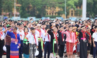 Đại biểu thiếu nhi 54 dân tộc báo công dâng Bác