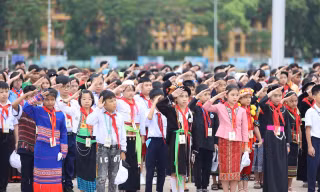 Đại biểu thiếu nhi 54 dân tộc báo công dâng Bác