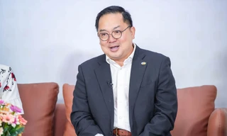 Ông Hoàng Nam Tiến khuyên gen Z: Trừ 'ngậm thìa vàng', còn không phải kiếm một nghề nuôi thân