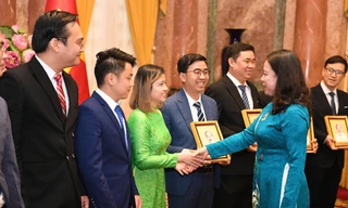 Phó Chủ tịch nước nói với nhà khoa học trẻ nhận Giải thưởng Khuê Văn Các: Cần nghĩ lớn hơn