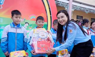Tặng quà cho thiếu nhi đón Tết yêu thương