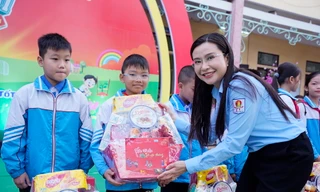 Tặng quà cho thiếu nhi đón Tết yêu thương