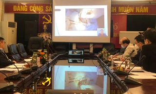 Hội đồng giám khảo chấm thi trực tuyến các đề tài tham gia Hội thao Kỹ thuật sáng tạo tuổi trẻ ngành y tế khu vực Hà Nội lần thứ 29. Ảnh: Lưu Trinh