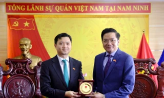 Bí thư Trung ương Đoàn chào xã giao Tổng lãnh sự Việt Nam tại Nam Ninh, Trung Quốc