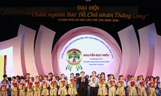 Ủy viên Bộ Chính trị, Bí thư Thành ủy Hà Nội Vương Đình Huệ; Bí thư T.Ư Đoàn, Chủ tịch Hội đồng Đội T.Ư Nguyễn Ngọc Lương trao phần thưởng cho các thiếu nhi xuất sắc làm theo lời Bác.