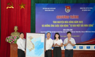 Trao tặng 110 bản đồ Việt Nam hưởng ứng Cuộc vận động 'Tự hào một dải non sông'
