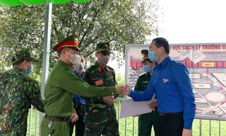 Bí thư Thành Đoàn Hà Nội bày tỏ sự sẻ chia, quyết tâm với lực lượng tuyến đầu chống dịch trong việc chung tay đẩy lùi dịch COVID -19