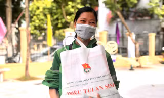 Chị Khiêm Thị Thanh mừng vui khi được trao túi quà an sinh tại gian hàng "Triệu túi an sinh" 