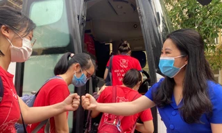 Bí thư Thành Đoàn Hà Nội Chu Hồng Minh chào các bạn sinh viên ĐH Y Hà Nội lên đường lấy mẫu xét nghiệm