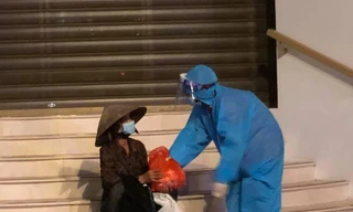 Thanh niên tình nguyện Hà Nội tặng cơm cho lao động nghèo thời điểm Hà Nội thực hiện giãn cách xã hội.