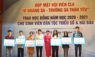 Em Hoàng Mai Trung Hiếu (ngoài cùng, bên phải) con trai Đại tá Liệt sĩ Hoàng Mai Vui, Phó trưởng phòng Xe máy, Cục Kỹ thuật Quân khu 4, hy sinh khi cứu hộ tại Rào Trăng 3, nhận học bổng Hỗ trợ sinh viên của Quỹ Vừ A Dính. 